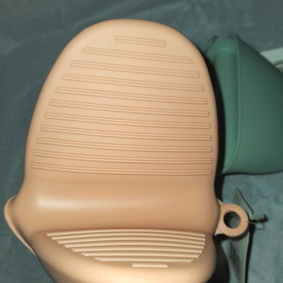 Silicone Heat Resistant Oven Mitts -Set of 2 - Picture 3 of 4